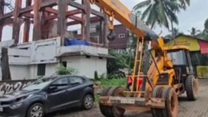 ദേശീയപാത നിർമാണത്തിനുള്ള ക്രെയിനിടിച്ച് കാൽനട യാത്രക്കാരിയായ യുവതിക്ക് ഗുരുതര പരിക്ക്