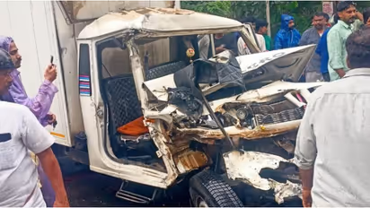 സ്വകാര്യ ടൂറിസ്റ്റ് ബസും ബൊലേറോ പിക്കപ്പ്വാനും ബുള്ളറ്റും കൂട്ടിയിടിച്ചു; 5 പേർക്ക് പരിക്ക്