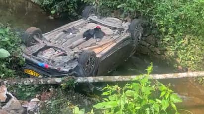 എരുമേലിയിൽ ശബരിമല തീര്‍ത്ഥാടകരുടെ വാഹനം നിയന്ത്രണം വിട്ട് തോട്ടിലേക്ക് മറിഞ്ഞു; മൂന്ന് പേര്‍ക്ക് പരിക്ക്