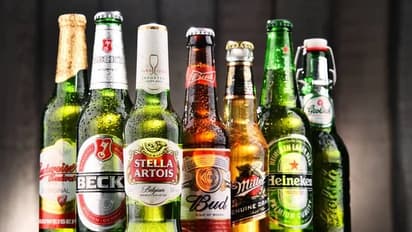 பீர் பாட்டில்கள் குறிப்பிப்பிட்ட நிறங்களில் மட்டும் இருப்பது ஏன்? பீருக்கு பின்னால் இருக்கும் அறிவியல்