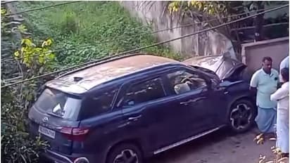 എതിർദിശയിൽ അമിത വേഗത്തിൽ വാഹനം; സൈഡ് കൊടുത്ത കാർ പറവൂർ പാലത്തിൽ നിന്നും താഴേക്ക് നിരങ്ങി വീണു