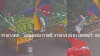 നിവർത്തി വെച്ച കുടയുമായി ഗുഡ്സ് ഓട്ടോ പാഞ്ഞു, കുടയിൽ കുടുങ്ങി വയോധികൻ തെറിച്ച് വീണു; അത്ഭുത രക്ഷപ്പെടൽ