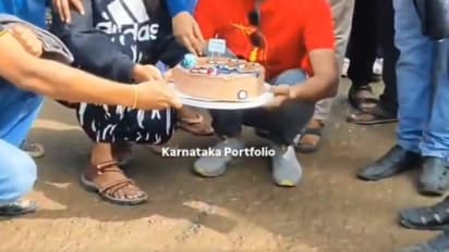 खड्ड्यांनी भरलेल्या रस्त्यावर केक कापून निषेध