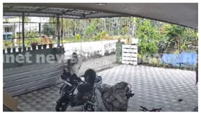 ആ ഒരു നിമിഷത്തിൽ കൂറ്റൻ ​ഗേറ്റ് താങ്ങി നിർത്തി ​ഗ്രീഷ്മ, 2 വയസ്സുകാരനായ മകൻ ജീവിതത്തിലേക്ക്, അത്ഭുത രക്ഷപ്പെടൽ