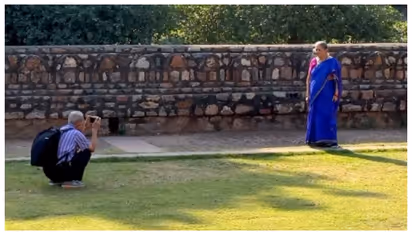 'പൊടിക്ക് ചിൻ അപ്പ്': ഭാര്യയുടെ മികച്ച ഫോട്ടോയ്ക്കായി നിലത്ത് കുത്തിയിരിക്കുന്ന വൃദ്ധന്റെ വീഡിയോ വൈറല്