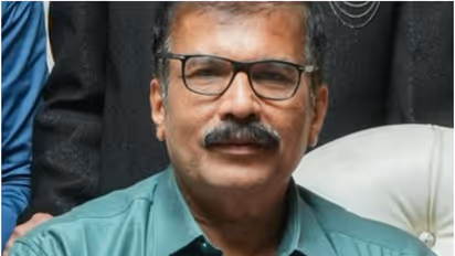 കാർ ഓടിക്കുന്നതിനിടെ റിട്ടയർ ബാങ്ക് ഉദ്യോഗസ്ഥൻ കുഴഞ്ഞുവീണ് മരിച്ചു