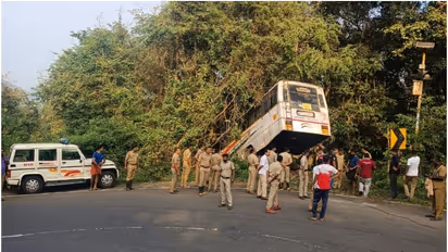 ശബരിമല തീർത്ഥാടകരുമായി പോയ കെഎസ്ആർടിസി ബസ് ബ്രേക്ക് നഷ്ടപ്പെട്ടു, കുഴിയിലേക്ക് ചരിഞ്ഞു