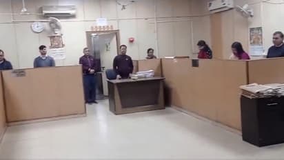 ವೃದ್ಧನ ಮನವಿ ಸ್ವೀಕಾರಕ್ಕೆ 1 ಗಂಟೆ ಕಾಯಿಸಿದ ಸಿಬ್ಬಂದಿ; ಅಧಿಕಾರಿಗಳಿಗೆ 20 ನಿಮಿಷ ನಿಂತು ಕೆಲಸ ಮಾಡುವ ಶಿಕ್ಷೆ!