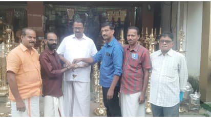 ക്ഷേത്രത്തിൽ പോകുന്ന വഴി സ്വർണാഭരണം നഷ്ടമായി; വീണു കിട്ടിയ സ്വർണം ഉടമയ്ക്ക് തിരികെ നൽകി ഓട്ടോ ഡ്രൈവർ മാതൃകയായി