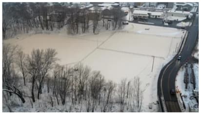 കൈ കൊണ്ട് പോലും തൊട്ട് പോയേക്കരുത്; യുഎസില്‍ ആശങ്ക നിറച്ച് തവിട്ട് നിറത്തിലുള്ള മഞ്ഞ് വീഴ്ച 