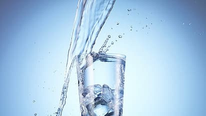 जरूरत से ज्यादा पीना भी खतरनाक? जानें कितना पानी पीना है सही