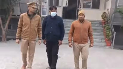 അധ്യാപികമാരുടെ വാഷ്റൂമിലെ ബൾബ് സോക്കറ്റിനുള്ളിൽ തിളക്കം, പറഞ്ഞിട്ടും ആർക്കും അനക്കമില്ല, കുടുങ്ങിയത് ഡയറക്ടർ