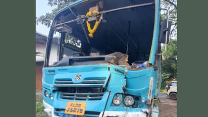 പരീക്ഷ കഴിഞ്ഞ് മടങ്ങുന്നതിനിടെ ചേർത്തലയിൽ ബസ് ലോറിയിൽ ഇടിച്ചു, വിദ്യാര്‍ത്ഥികളടക്കം നിരവധിപേർക്ക് പരിക്ക്