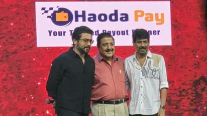 அப்பாவுடன் சேர்ந்து பாலாவுக்கு தங்க சங்கிலியை பரிசளித்த சூர்யா!