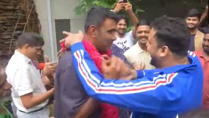 വിരമിക്കല് പ്രഖ്യാപിച്ച് 24 മണിക്കൂറിനകം നാട്ടില് തിരിച്ചെത്തി അശ്വിന്, വന് വരവേല്പ്പ്