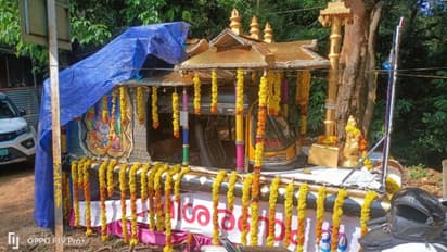 ശ്രീകോവിലും പതിനെട്ടാം പടിയും ഓട്ടോയിൽ; അപകടകരമായി രൂപമാറ്റം വരുത്തിയതിന് വാഹനം പിടിച്ചെടുത്ത് പിഴ ചുമത്തി