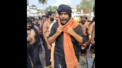 மாலை அணிந்து சபரிமலைக்கு சென்ற சசிகுமார்;  வைரலாகும் போட்டோஸ்!