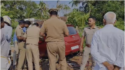 കാറും മിനി ബസും കൂട്ടിയിടിച്ച് അപകടം; വീട്ടമ്മയ്ക്ക് ദാരുണാന്ത്യം, സംഭവം ആലപ്പുഴ ചേർത്തലയിൽ