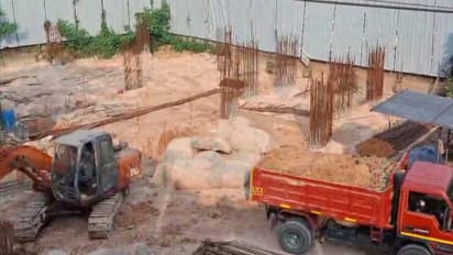 കൊച്ചി മെട്രോ സ്റ്റേഷൻ നിർമ്മാണത്തിനിടെ അപകടം: തൊഴിലാളിക്ക് ദാരുണാന്ത്യം; വാഹനങ്ങൾക്ക് ഇടയിൽപെട്ട് മരണം