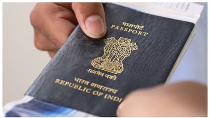 വിദേശത്ത് നിന്നെത്തി കാമുകനെ കാണാൻ പോയി വീട്ടുകാർ അറിയാതിരിക്കാൻ പാസ്പോർട്ടിൽ കൃത്രിമം കാണിച്ച യുവതി അറസ്റ്റിൽ