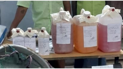 വീടിന്റെ അടുക്കളയിൽ പരിശോധന നടത്തി എക്സൈസ്; പിടിച്ചത് ചാരായവും വാറ്റ് ഉപകരണങ്ങളും