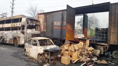 ಪೆಟ್ರೋಲ್ ಬಂಕ್ಗೆ ಡಿಕ್ಕಿ ಹೊಡೆದ ಕೆಮಿಕಲ್ ತುಂಬಿದ ಲಾರಿ, 40 ವಾಹನ ಭಸ್ಮ, 6 ಮಂದಿ ಸಾವು!