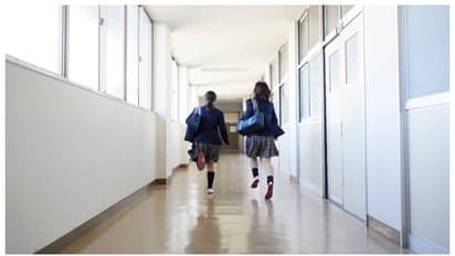 സ്കൂള്‍ ഫീസ് അടച്ചില്ല, വിദ്യാർത്ഥികളെ ഇരുട്ട് മുറിയില്‍ അടച്ച് സ്കൂള്‍ അധികൃതർ, വിവാദം;  സംഭവം ബെംഗളൂരുവില്‍ 