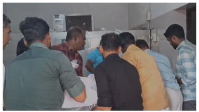 വടകര അഴിത്തല അഴിമുഖത്ത് തിരമാലയിൽ പെട്ട് വള്ളം മറിഞ്ഞ് മത്സ്യത്തൊഴിലാളി മരിച്ചു