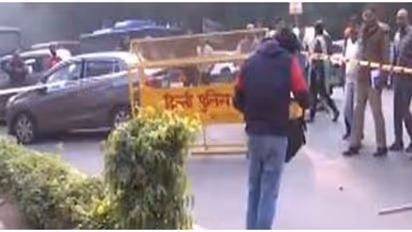 ദില്ലിയിലെ ബിജെപി ഓഫീസിന് സമീപം പരിഭ്രാന്തി പരത്തി ബാഗ്, പ്രദേശം വളഞ്ഞ് പൊലീസ് സന്നാഹം; ഒടുവിൽ ഉടമ എത്തി