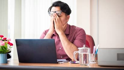 15 घंटे काम करते-करते मिटिंग में रो पड़ा युवक, बुरा अनुभव हो रहा वायरल