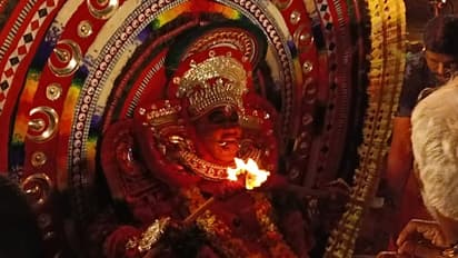 ഭക്തിയുടെയും കാഴ്ചയുടെയും വിസ്മയം ഒരുക്കാൻ അനീഷ് പെരുമലയൻ, പാമ്പാടി ഐവർമഠം ശ്മശാനത്തിൽ കളിയാട്ടം 25 ന്