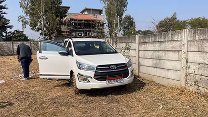 சொகுசு காரில் கட்டு கட்டாக ரூ.10 கோடி! 52 கிலோ தங்கம்! அதிர்ச்சியில் காவல்துறை! இறுதியில் நடந்தது என்ன?