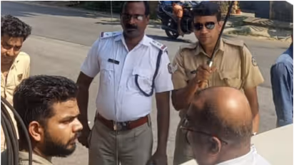 പൊലീസ് കൈ കാണിച്ചത് മൈൻഡാക്കിയില്ല! കോഴിക്കോട്-കണ്ണൂർ റൂട്ടിലെ 'കൃതിക' നിർത്താതെ പാഞ്ഞു; ഒടുവിൽ കേസും പിഴയും