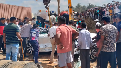 கண்ணிமைக்கும் நேரத்தில் கோர விபத்து! ஒரே குடும்பத்தை சேர்ந்த 6 பேர் உடல் நசுங்கி பலி! நடந்தது என்ன?