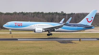 ಟೇಕಾಫ್ ಆಗುವಾಗ ವಿಮಾನದಿಂದ ಕೆಳಗೆ ಬಿದ್ದ ಗಗನಸಖಿ; ಆಸ್ಪತ್ರೆಗೆ ದಾಖಲು