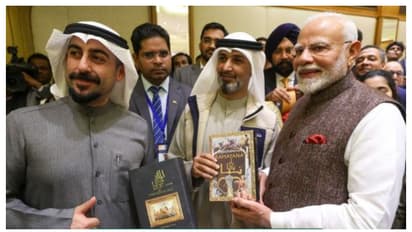'സന്തോഷം, അഭിനന്ദനം'; രാമായണവും മഹാഭാരതവും അറബിയിലേക്ക് വിവർത്തനം ചെയ്ത കുവൈത്ത് സ്വദേശികളെ കണ്ട് മോദി