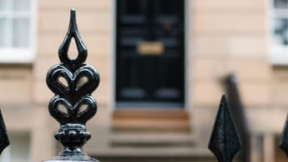 മദ്യലഹരിയിൽ വീടിന്റെ രണ്ടാം നിലയിൽ നിന്ന് ചാടി, മതിലിലെ ഇരുമ്പ് കമ്പി ദേഹത്ത് കയറി പൊലീസുകാരന് ദാരുണാന്ത്യം