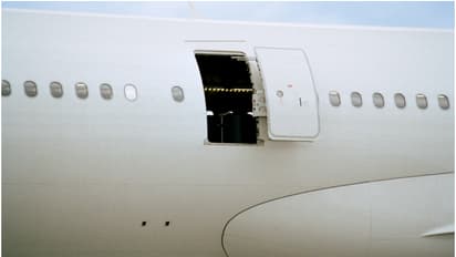 പറക്കാനൊരുങ്ങിയ വിമാനത്തിലെ ഗോവണി നീക്കിയതറിഞ്ഞില്ല, ഡോർ വഴി പുറത്തിറങ്ങി എയർഹോസ്റ്റസ്, റൺവേയിൽ വീണ് പരിക്ക്