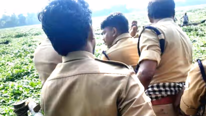 കക്ക വാരി പത്ത് മണിയോടെ മടങ്ങി, പക്ഷെ 'പായൽ' ചതിച്ചു, 12 തൊഴിലാളികൾ വീട്ടിലെത്തിയത് ആറ് മണിക്കൂര്‍ കഴിഞ്ഞ്