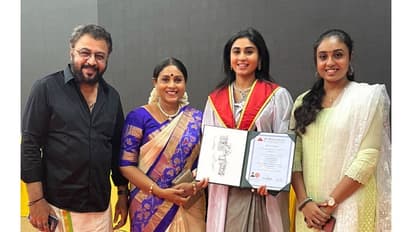 சினிமாவே வேண்டாம்: மகள்களை டாக்டராக்கி அழகு பார்த்த நடிகை சரண்யா பொன்வண்ணன்!