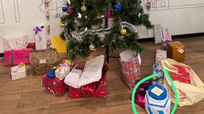 'സീക്രട്ട് സാന്ത'യുടെ സമ്മാനം കണ്ട് ആദ്യം ഞെട്ടി, പിന്നാലെ ചിരിപടർന്നു; വൈറലായി ചിത്രം