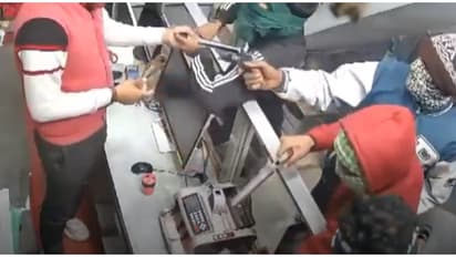 ജനസേവാ കേന്ദ്രത്തിലേയ്ക്ക് നാല് പേർ എത്തി, തോക്ക് ചൂണ്ടി പണവും ഫോണുകളും കവർന്നു; ഞെട്ടിക്കുന്ന സംഭവം യുപിയിൽ