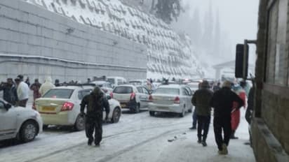 മണാലിയിൽ ആയിരത്തോളം വാഹനങ്ങൾ കുടുങ്ങി; വിനോദ സഞ്ചാരികൾ മണിക്കൂറുകളോളം വാഹനങ്ങളിൽ, രക്ഷാപ്രവർത്തനം 
