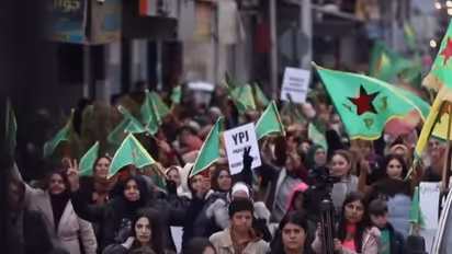 തുല്യാവകാശങ്ങൾക്കായി സമരം ചെയ്ത് സിറിയയിലെ സ്ത്രീകൾ; പ്രതിഷേധവുമായി ആയിരക്കണക്കിന് പേര് തെരുവിലിറങ്ങി