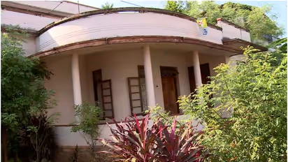 4 ദിവസമായി വീട് അടച്ചിട്ട നിലയിൽ, അസഹ്യ ദുർഗന്ധം വമിച്ചതിനെ തുടർന്ന് പരിശോധിച്ചു; അമ്മയും മകനും മരിച്ച നിലയിൽ