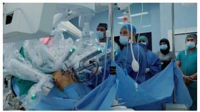 7,000 കിലോമീറ്റര് അകലെ ഡോക്ടർ, ക്യാൻസർ രോഗിക്ക് റിമോട്ട് റോബോട്ടിക് സർജറി; മിഡില് ഈസ്റ്റില് ആദ്യം