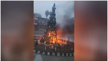 ക്രൈസ്തവ ഭൂരിപക്ഷ പ്രദേശത്തെ കൂറ്റൻ ക്രിസ്മസ് ട്രീയ്ക്ക് ഒരു സംഘം തീയിട്ടു, സിറിയ സംഘർഷഭരിതം