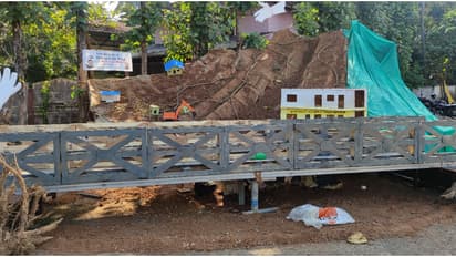 20 അടി നീളം, കുറ്റൂർ പള്ളിയുടെ തിരുമുറ്റത്ത് ഒരുങ്ങി രക്ഷയുടെ ബെയ്ലിപാലം; 20 പേരുടെ അധ്വാനം വലിയ ലക്ഷ്യത്തിന്