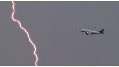 ടേക്ക് ഓഫിന് പിന്നാലെ വിമാനത്തിൽ മിന്നലടിച്ചു, ഭയന്ന് യാത്രക്കാർ; പിന്നാലെ എമർജൻസി ലാൻഡിംഗ്, സംഭവം ബ്രസൽസിൽ