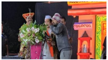 ഉള്ളിക്ക് വിലയിടിഞ്ഞതിൽ പ്രതിഷേധം, മന്ത്രിക്ക് ഉള്ളിമാല അണിയിച്ച് കർഷകൻ, സമ്മതിച്ച് മന്ത്രി -വീഡിയോ